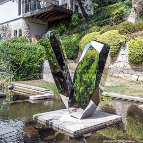 Outdoor stainless steel abstract geometric mirror sculpture